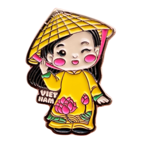 Huy hiệu em bé áo dài vàng họa tiết hoa sen